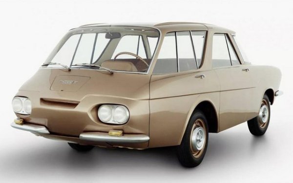 От друга страна двигателят е отзад и заема много място, а така се установява, че автомобилът страда от липсата на багажник. Но също така има и неудобна позиция за управление. Тези дефекти са корегирани от проекта 900, но шофьорът отпред все още е в опасност в случай на инцидент, което кара марката да хвърли кърпата, погребвайки проекта.